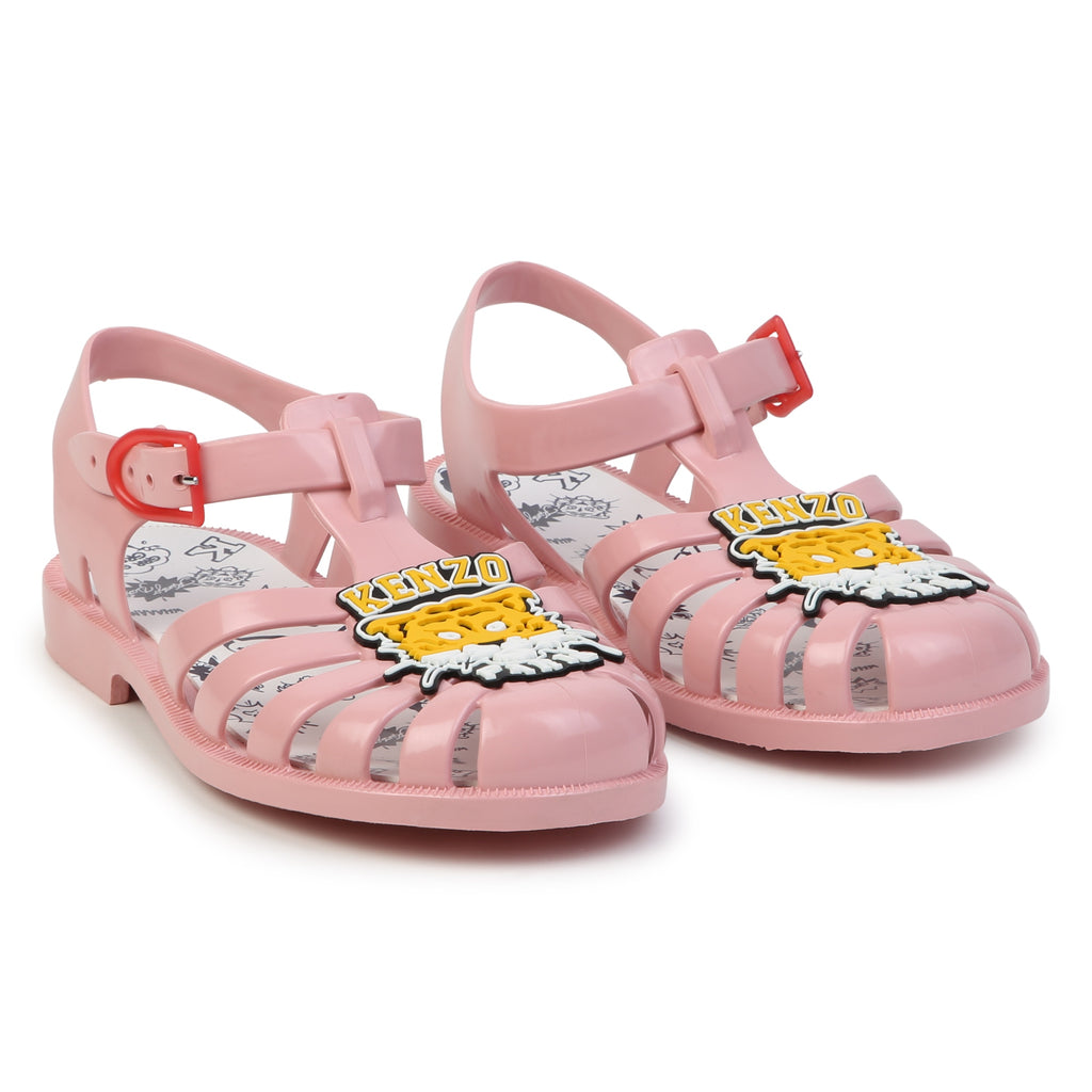 Beach sandals with buckle